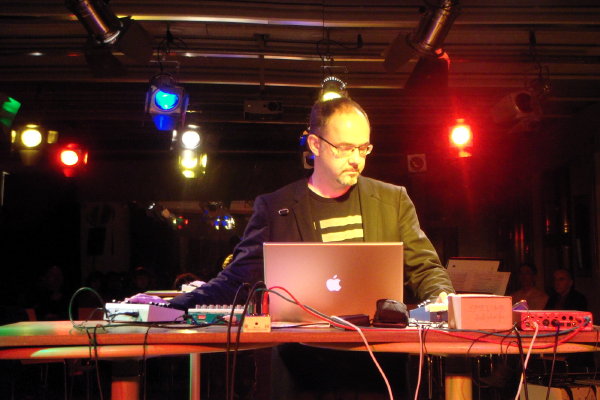 Karlheinz Essl performing at Campus Musick (15 Jan 2009)
