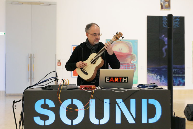 Karlheinz Essl spielt Bass Ukulele und Elektronics